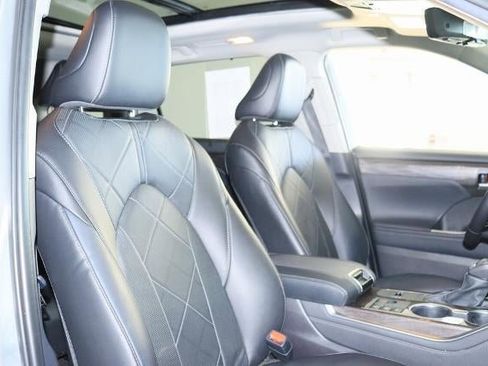 Used 2024 Toyota Highlander Platinum image 21