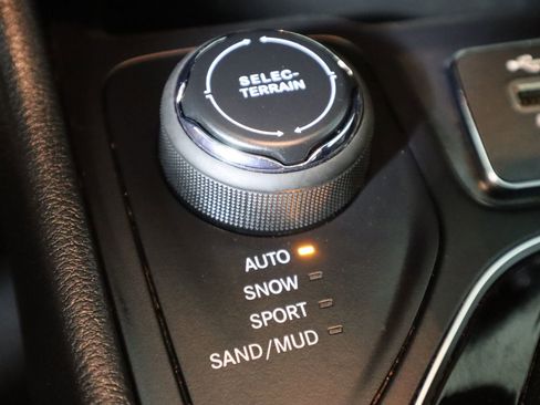 Used 2023 Jeep Cherokee Altitude Lux image 44