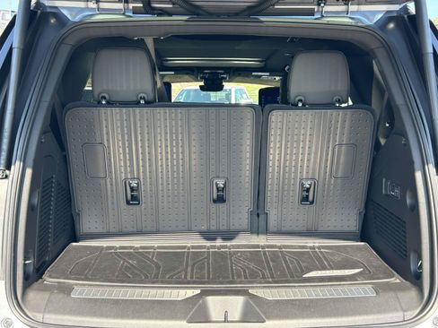 Used 2025 Chevrolet Tahoe Premier AWD/4WD image 13