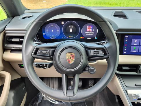 Used 2025 Porsche Macan 4 Electric AWD/4WD image 8