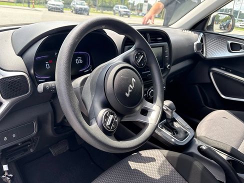 Used 2025 Kia Soul LX w/ LX Technology Package FWD image 4