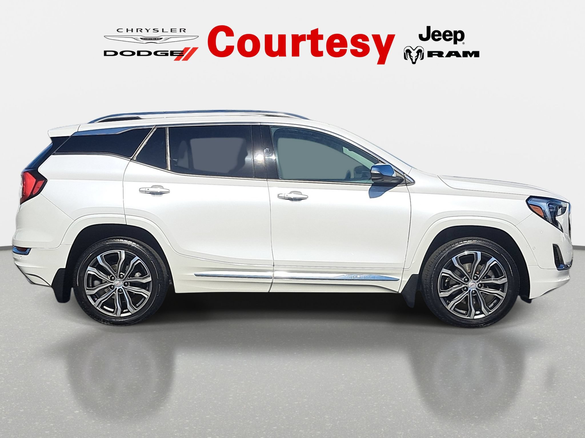 Used 2020 GMC Terrain Denali w/ Denali Premium Package AWD/4WD image 2