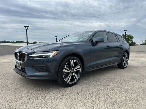 Certified 2025 Volvo V60 B5 Cross Country Plus AWD/4WD image 4