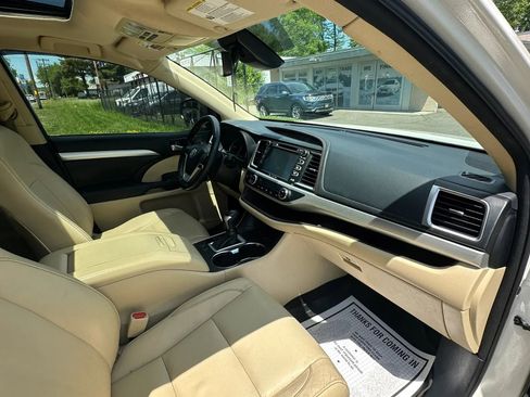 Used 2018 Toyota Highlander XLE AWD/4WD image 38