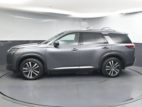 Certified 2025 Nissan Pathfinder Platinum FWD image 4