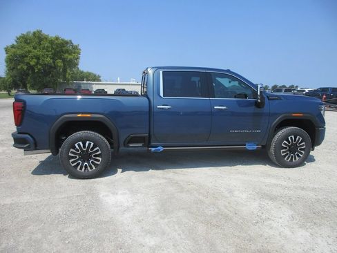 New 2026 GMC Sierra 2500 Denali Ultimate AWD/4WD image 3