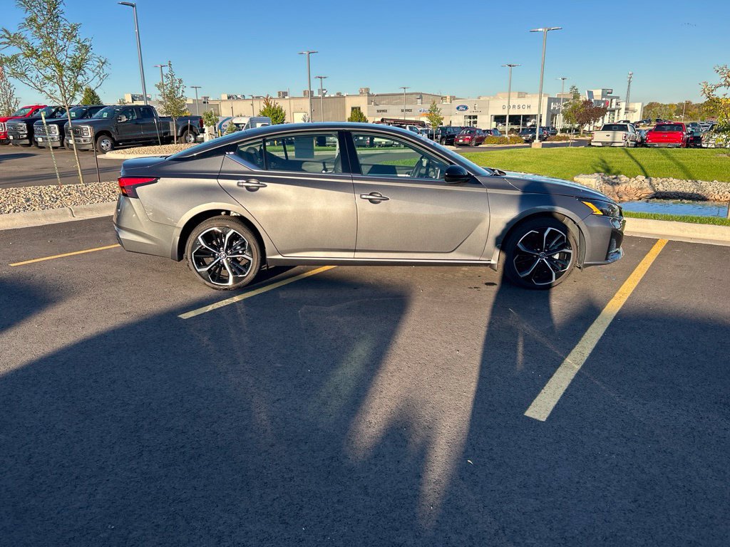 Used 2025 Nissan Altima 2.5 SR AWD/4WD image 7