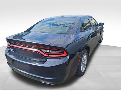 Used 2019 Dodge Charger SXT RWD image 3