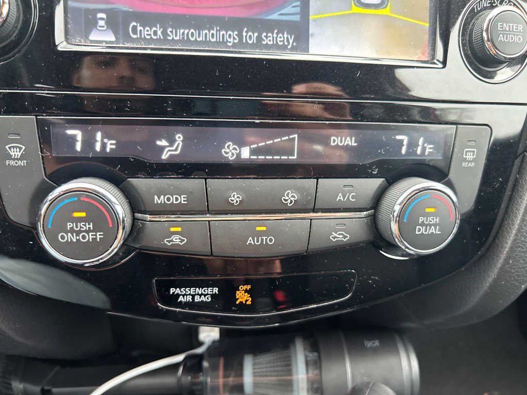 Used 2017 Nissan Rogue SV w/ SV Premium Package AWD/4WD image 18