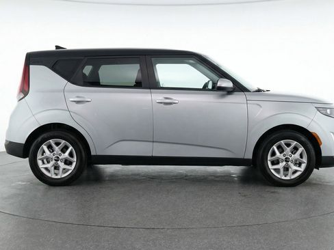 Used 2025 Kia Soul LX w/ LX Technology Package FWD image 11
