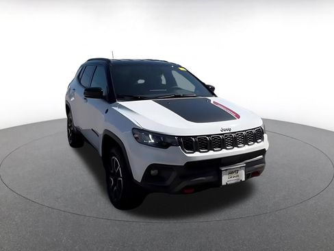 Used 2025 Jeep Compass Trailhawk AWD/4WD image 3