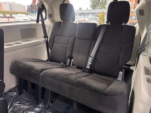 Used 2016 Dodge Grand Caravan SXT image 17