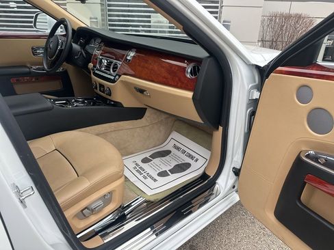 Used 2014 Rolls-Royce Ghost RWD image 27