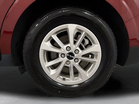Used 2024 Kia Carnival LX FWD image 31
