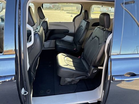 Used 2020 Chrysler Pacifica Touring-L image 5