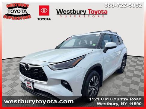 Used 2023 Toyota Highlander XLE image 5