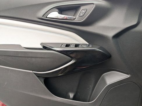 Used 2025 Chevrolet Trax LT w/ LT Convenience Package image 11