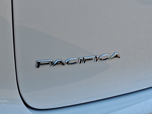 Used 2023 Chrysler Pacifica Touring-L FWD image 32
