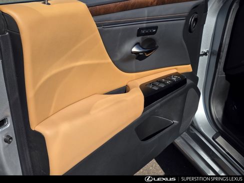 Used 2025 Lexus ES 300h w/ Premium Package FWD image 12