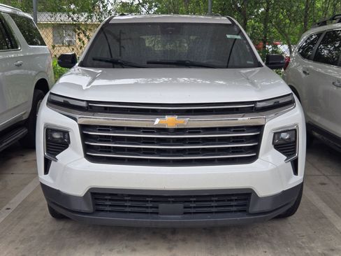 Used 2025 Chevrolet Traverse LT FWD image 2