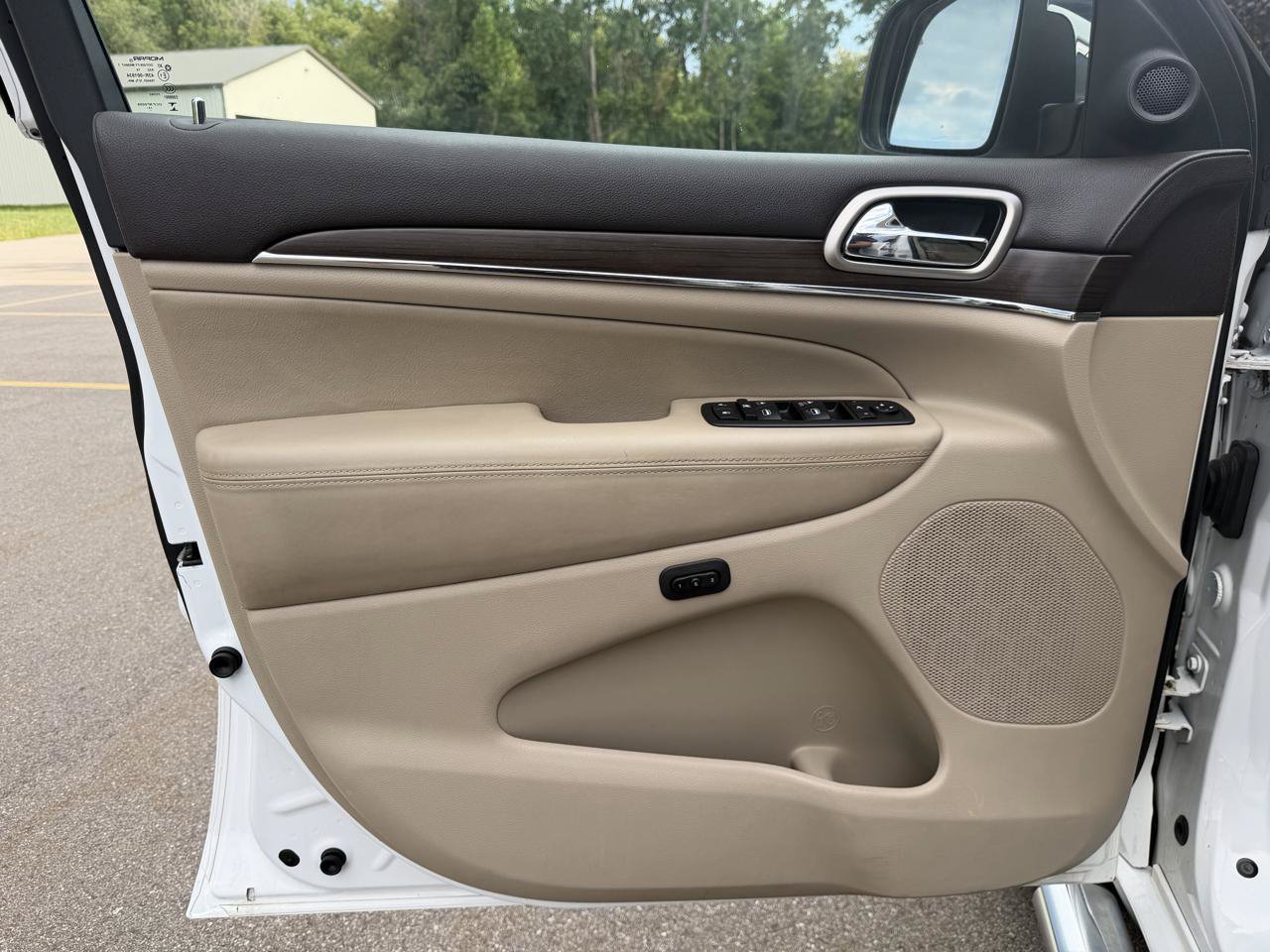 Used 2015 Jeep Grand Cherokee Overland w/ Advanced Technology Group AWD/4WD image 15