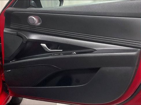 Used 2022 Hyundai Elantra Limited image 12
