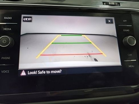 Used 2022 Volkswagen Tiguan SE image 3