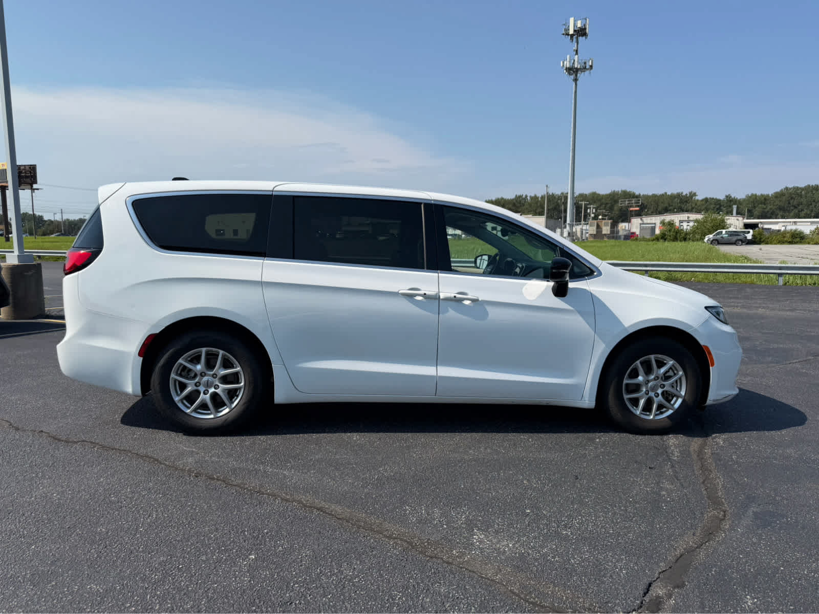 Used 2024 Chrysler Pacifica Touring-L FWD image 10