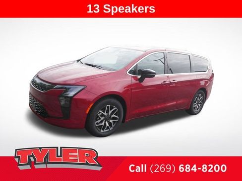 New 2027 Chrysler Pacifica Limited FWD image 3