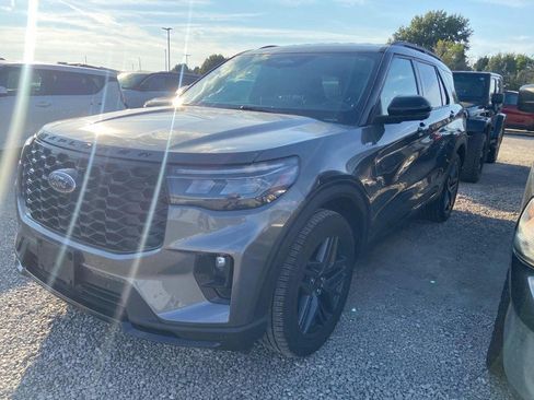 Used 2025 Ford Explorer ST-Line w/ ST-Line Street Pack AWD/4WD image 3