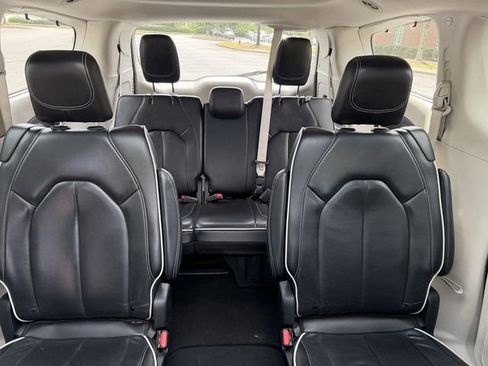 Used 2023 Chrysler Pacifica Limited FWD image 41