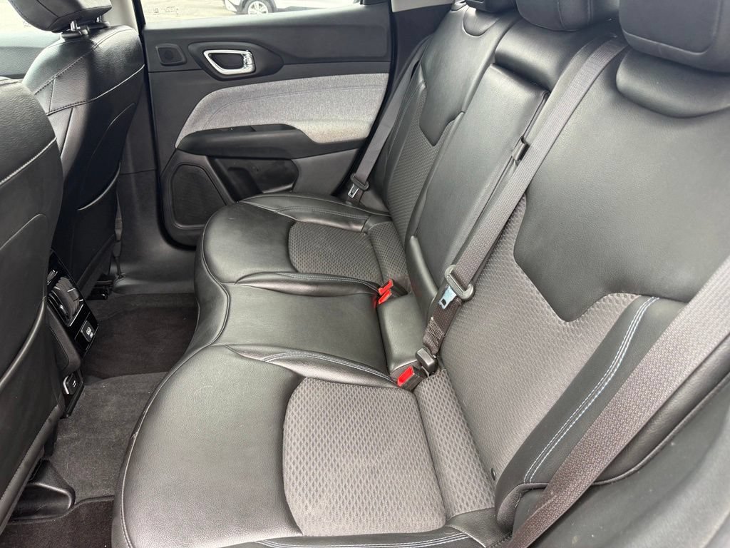 Used 2022 Jeep Compass Latitude w/ Sun and Sound Group FWD image 8