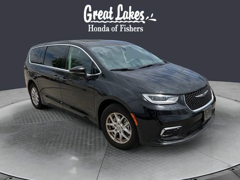 Used 2023 Chrysler Pacifica Touring-L FWD image 1