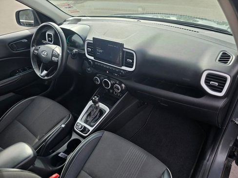Used 2024 Hyundai Venue Limited image 9
