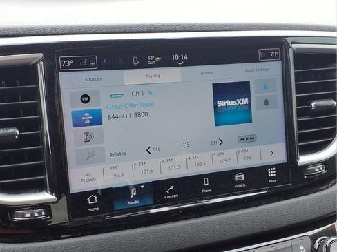 Used 2023 Chrysler Pacifica Touring-L FWD image 8