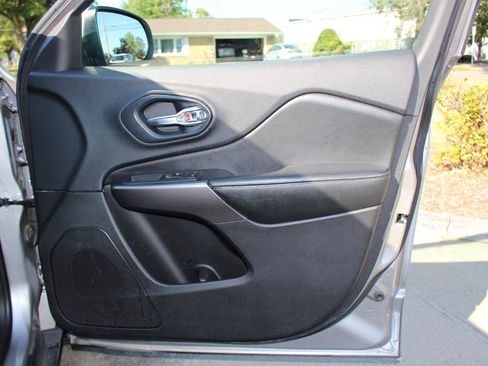 Used 2020 Jeep Cherokee Latitude FWD image 36