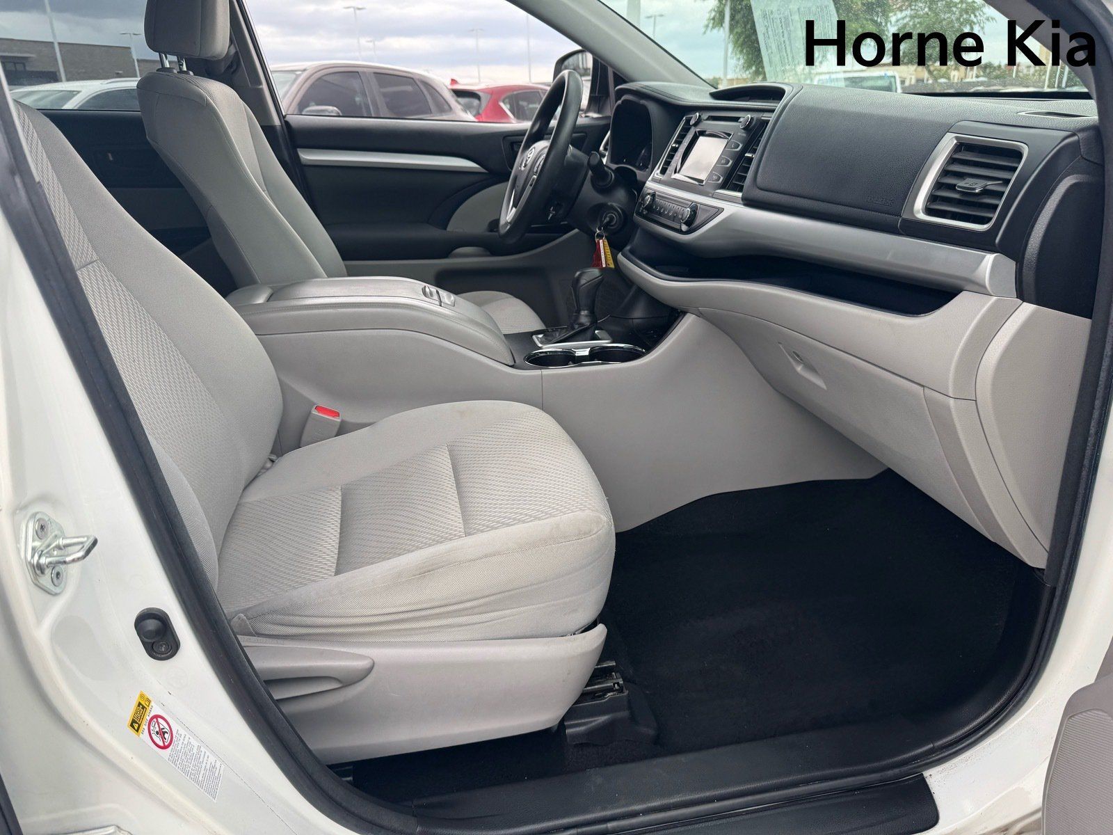 Used 2018 Toyota Highlander LE FWD image 28
