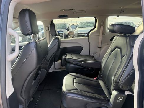 Used 2023 Chrysler Pacifica Touring-L image 7