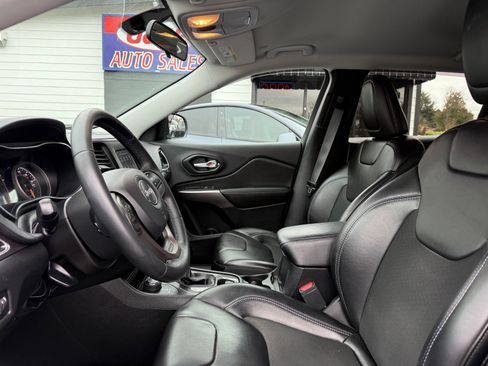 Used 2019 Jeep Cherokee Latitude Plus AWD/4WD image 17