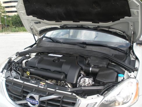 Used 2011 Volvo XC60 T6 R-Design w/ Convenience Pkg AWD/4WD image 12