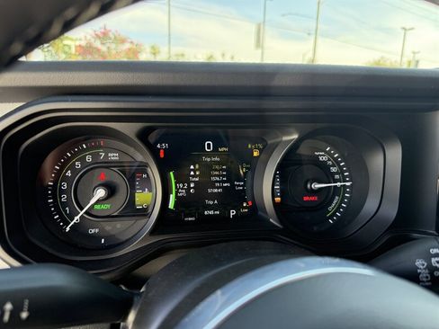 Used 2025 Jeep Wrangler Unlimited Sahara AWD/4WD image 20