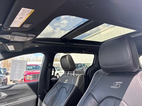 Used 2025 Chrysler Pacifica Limited FWD image 18