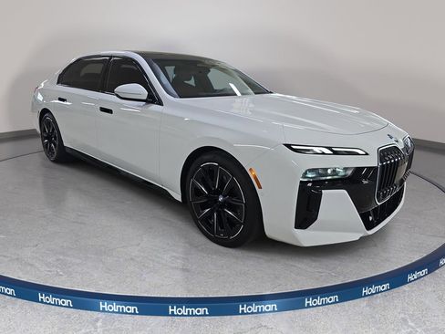 Used 2025 BMW 740i w/ Premium Package RWD image 4
