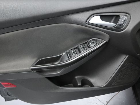 Used 2018 Ford Focus Titanium FWD image 11
