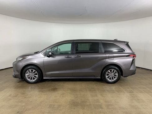 Used 2021 Toyota Sienna XLE FWD image 18