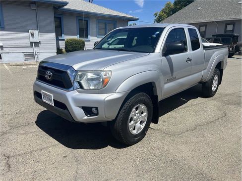 Used 2013 Toyota Tacoma PreRunner image 3