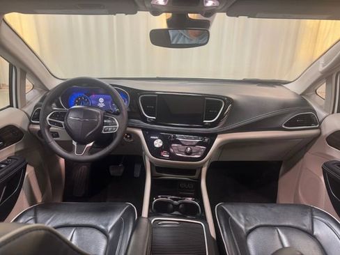 Used 2024 Chrysler Pacifica Limited image 27