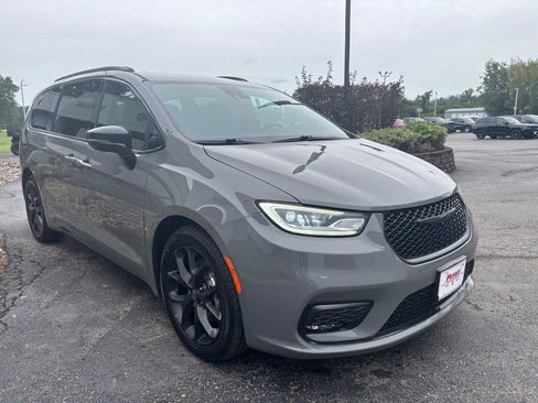 Used 2025 Chrysler Pacifica Limited FWD image 11