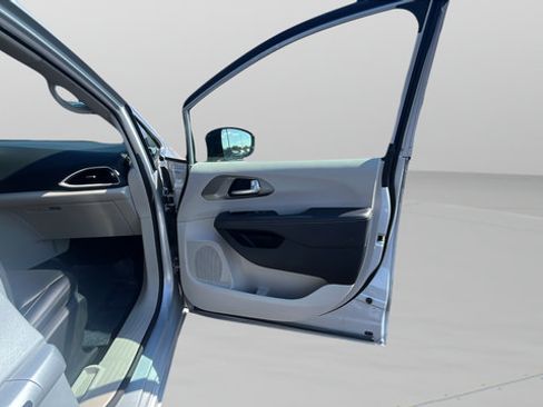 Used 2024 Chrysler Pacifica Touring-L FWD image 27