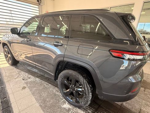 Used 2025 Jeep Grand Cherokee Limited w/ Black Appearance Package image 6